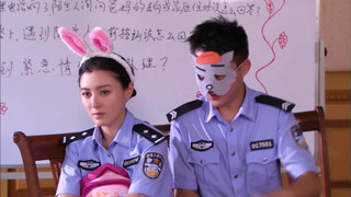 民警演變故事的形式宣傳教育，深受孩子的歡迎