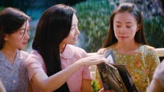王敏佳向同學們展示自己當年和主席的合影 但誰知這是虛榮的謊言