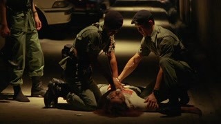 永遠不知道真相   拳打腳踢后還奮力搶救