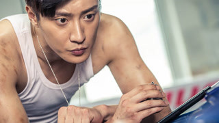 《定制幸?！穯倘螖y手梁童瑤