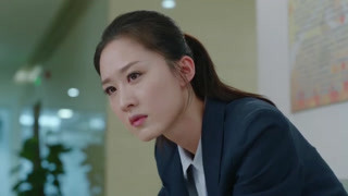 陆欣坐在医院走廊