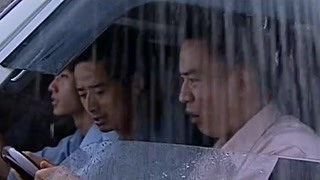 大暴雨襲擊了整個村子！男子居然帶著兄弟雨中下車？