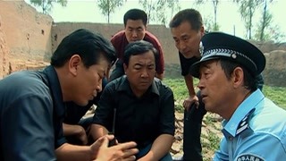 《驚天動(dòng)地》警察討論進(jìn)入房間的方法 要不驚動(dòng)罪犯