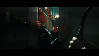 拉瑞無法進(jìn)入集裝箱 但是即將天黑