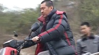 《人山人?！菲刂谱魈剌?陳建斌吳秀波片場忙賣萌