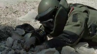 《拆弹部队》沙堆发现连环炸弹 拆弹员细心拆解