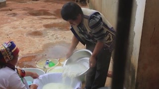 土地征用给夫妇俩莫大的压力 没了放牧的地方以后怎么办