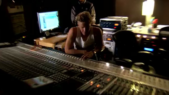 逃离地球 花絮2：Cody Simpson's "Shine Supernova" Recording