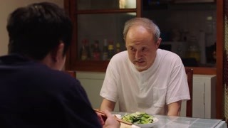 郭京飛被老父親當寶寶照顧