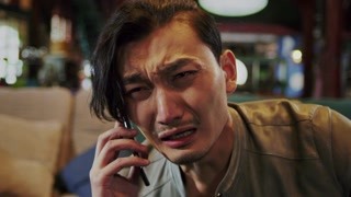 小伙用眼泪说明人一失落便对食物有执念！