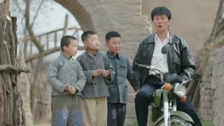 全村第一辆摩托车开进村！小伙身穿皮夹克扬威耀武！