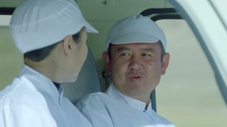 《突击再突击》儿子在军营训练 妈妈为见他一面煞费苦心