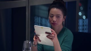 点个菜也要出事？看美女的眼神就知道出问题了！