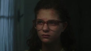 《我的天才女友》埃琳娜戴眼镜  颜值瞬间下降了