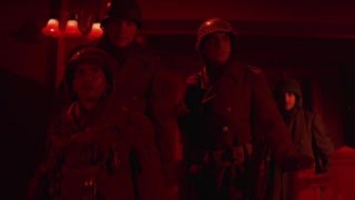 士兵闖入面包店卻看見了一群美女  這樣的小姐姐給我來一打