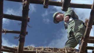 落入敌军战营 他不要等死