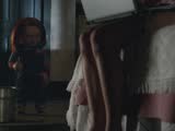 《鬼娃的诅咒》片段：当着鬼娃激情视频？比基尼美女也得死！