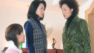 “爆炸頭”狗急跳墻，竟連輪椅上的女孩都要打？