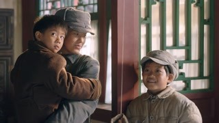 孩子們對電燈感到好奇