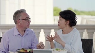 唐嫣和妈妈视频却被秀一脸 妈妈的狗粮不吃也得吃
