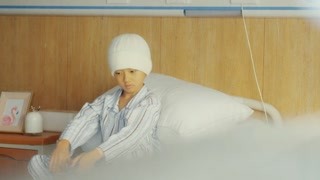 小小诺自己在病床上