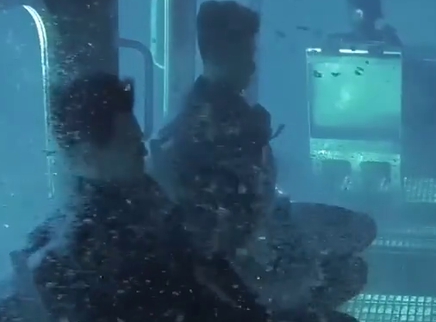 《紧急救援》“模拟舱”特辑 救援队克服恐惧接受水下360度旋转训练