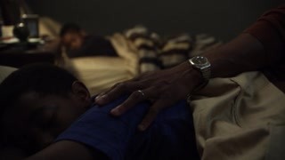 父亲温柔注视熟睡的儿子  看着就觉得很幸福