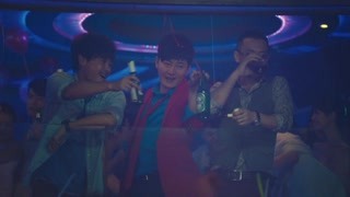 陳思誠和郭京飛在酒吧蹦迪  這老板是真的溜