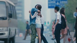 陳思誠佟麗婭在街頭甜蜜擁抱  奔跑著穿越人潮來擁抱你