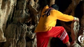 男子徒手爬溶洞取燕窝  这看着也太危险了