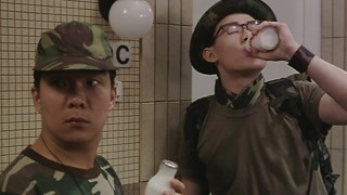 两男子准备出门泡妞却偷喝起邻居的牛奶  这什么操作？