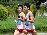 《领跑人》片段：戳大腿就能跑得快！韩国选手运动场上放大招