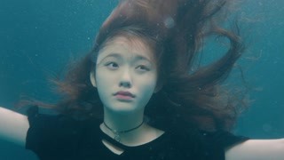 《彼岸花》沉入水下的喬曼逐漸失去意識(shí) 腦海里瞬間涌現(xiàn)南生的所有記憶