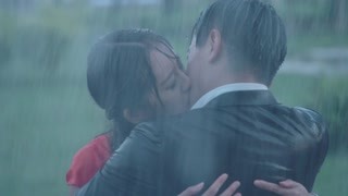 情侣吵架戏真多 非要来个雨中激吻？