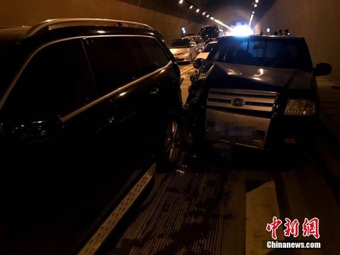 广西一隧道发生多起车祸 涉及72辆车(4) 第4页