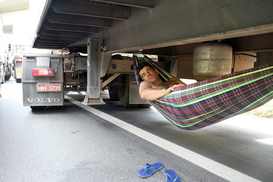 世界睡眠日 “睡觉大神”随时随地睡得着(3) 第3页