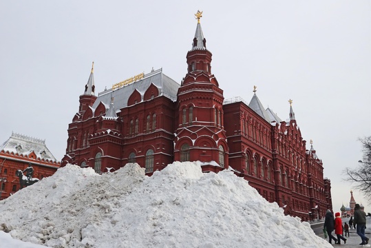 莫斯科遇大雪袭击 红场积雪堆成“山” 第1页