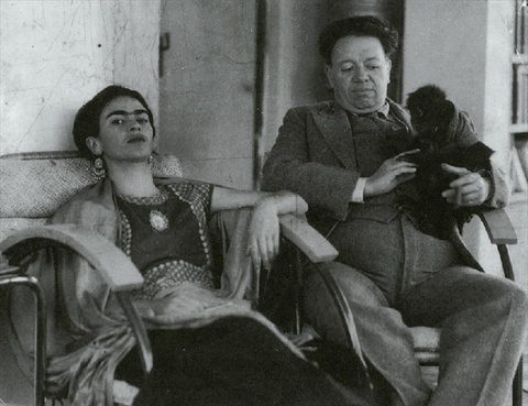 弗里达·卡洛-Frida Kahlo and Diego Rivera with one of their pet monkeys 第1页