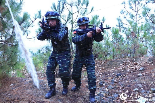 武警昭通支队:冬季野营拉练锤炼官兵战斗作风(图)(3) 第3页