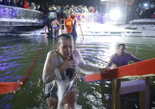 东正教徒庆祝节日 浸冰水净化表情酸爽 第1页