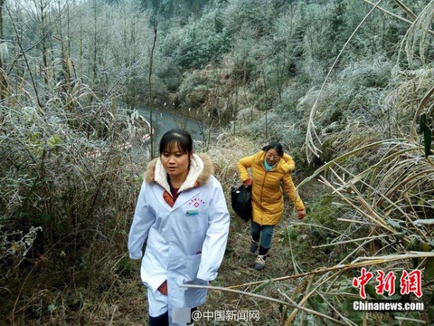 贵州遭凝冻天气 医生徒步5小时为村民接生(2) 第2页