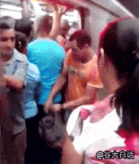 【动图】 你们快上车,我帮你关门,这哥们真的是太壮了