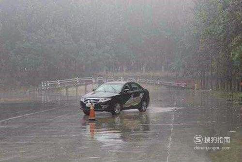 下雨天开车有哪些注意事项来研究下吧