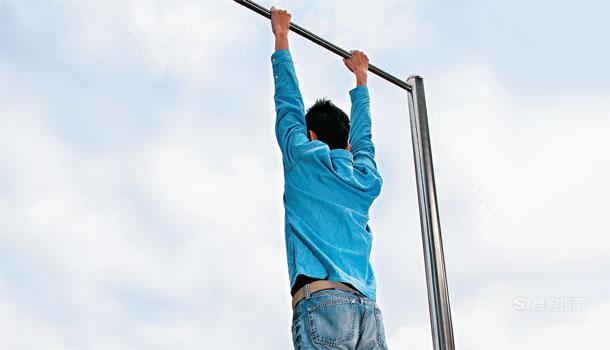 单杠不宜选择太矮,要不然很难做出引体向上的动作.