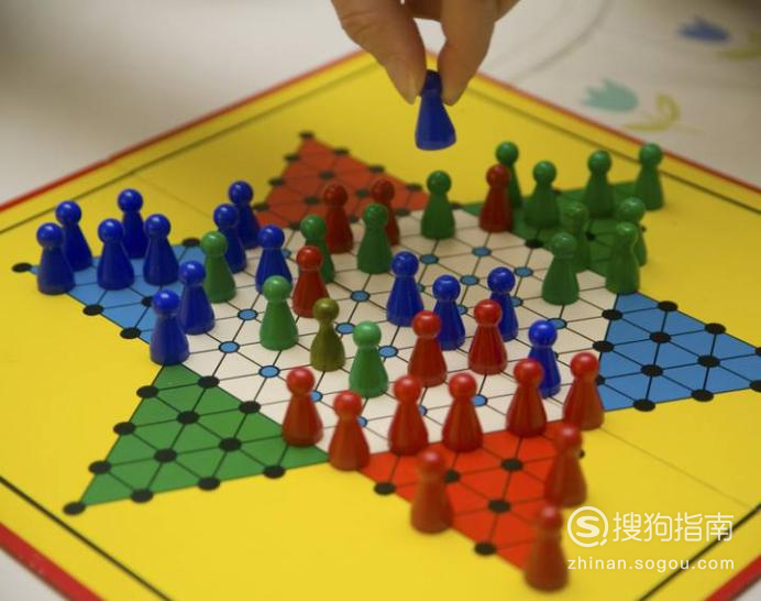 如何教孩子学下跳棋来看看吧