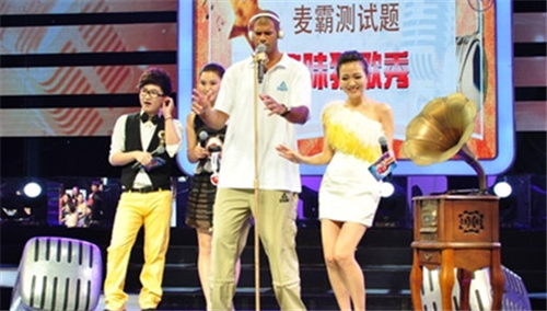 巴蒂爾獻唱《吻別》當麥霸