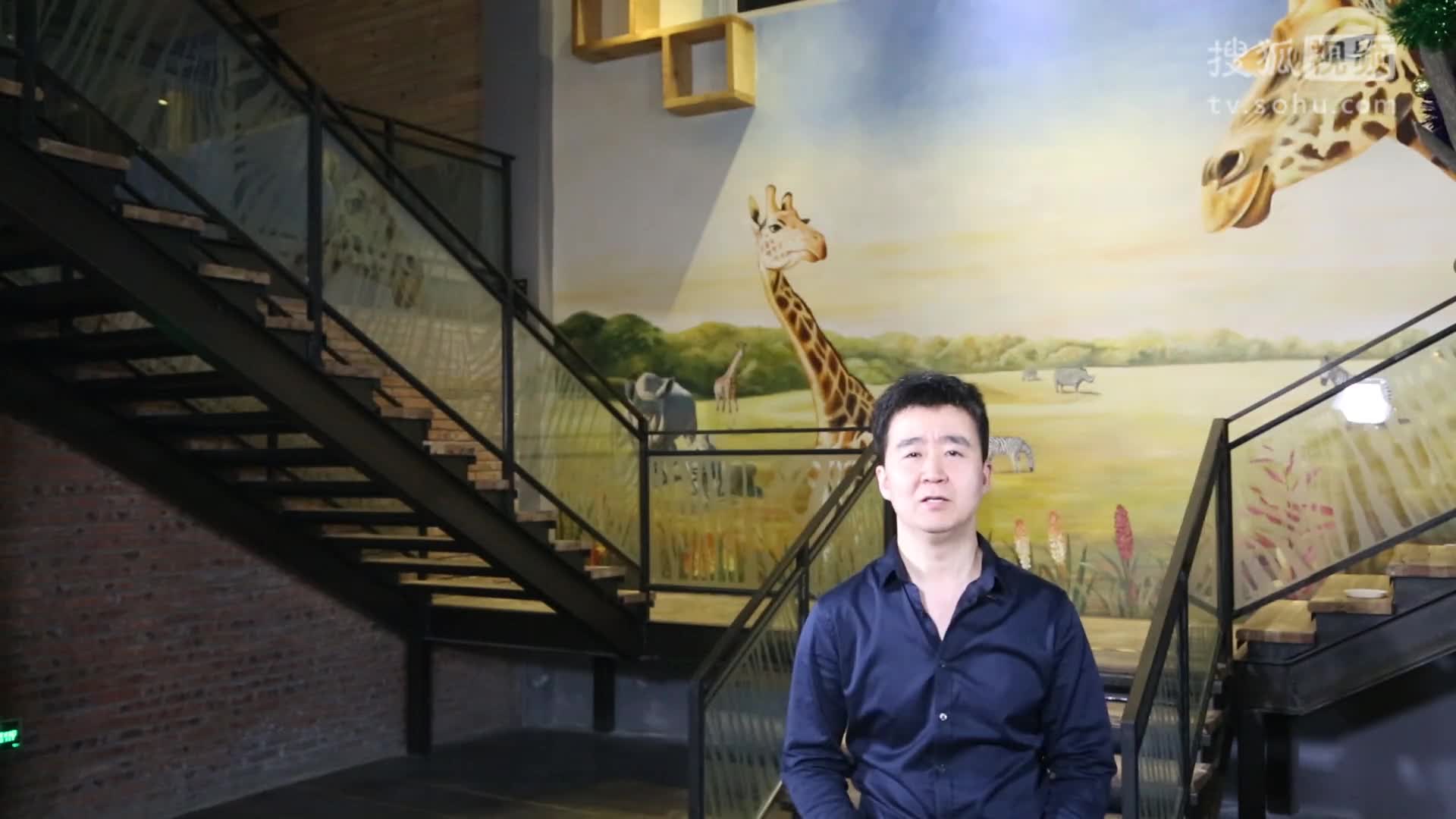 自闭症的小朋友打架子鼓