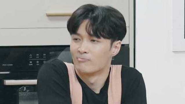 情侣当众热吻，张艺兴放话：我也会有这一天的！