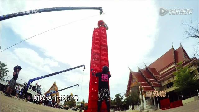 王太利克服心理障碍骑鸵鸟登高空 肖央温情鼓励