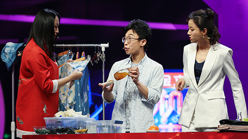 机会来了收官：五旬大妈爱上架子鼓 自学成才